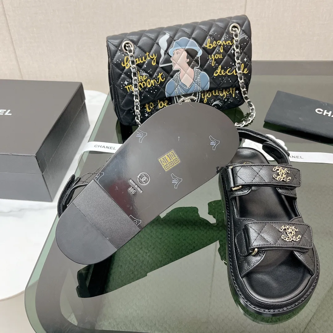 👟👟Ex-factory price 480👟👟 CHANEL's classic runway sandals, versatile M skirts/trousers, Internet celebrities wear them with socks of different colors, and they are super stylish. The classic style has new colors. The shoe shape and midsole craftsmanship are all genuine. The real ones are more textured and atmospheric than the pictures. Mixed cloth and patent leather surface. ✔️Electric embroidered cowhide surface... Genuine leather thick bottom Z👟👟Factory price open mold midsole... Original metal buckle/diamond buckle code number: 35-40 regular size supporting packaging